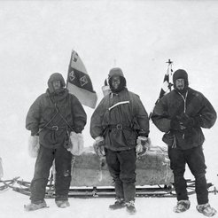 Od lewej: Ernest Shackleton, Robert Scott i Edward Wilson, 2 listopada 1902 r.