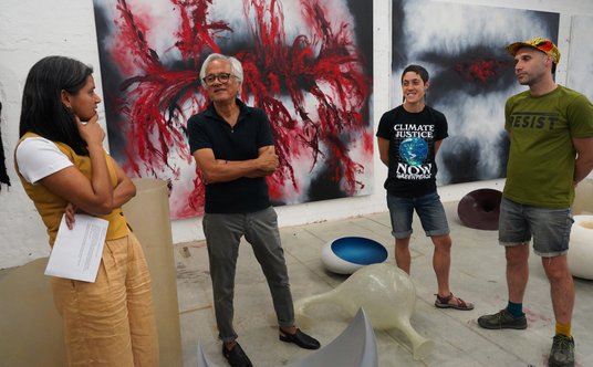 Anish Kapoor w towarzystwie aktywistów z Greenpeace.