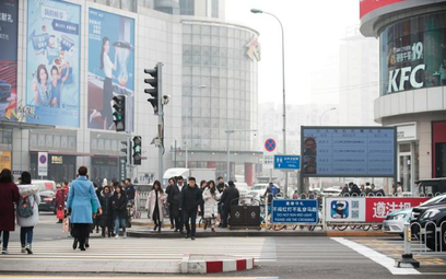 W chińskich miastach na ekranach ulicznych wyświetlane są czasem wizerunki różnych „zdyskredytowanyc