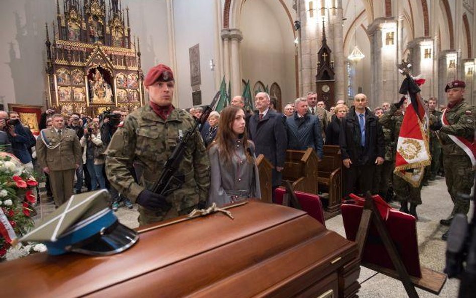 Msza św. w łódzkiej archikatedrze, 21 bm., podczas uroczystości pogrzebowych Żołnierza Wyklętego maj