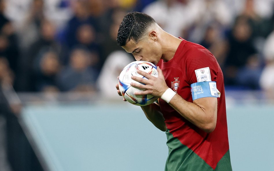 Cristiano Ronaldo przed wykonaniem rzutu karnego w meczu z Ghaną