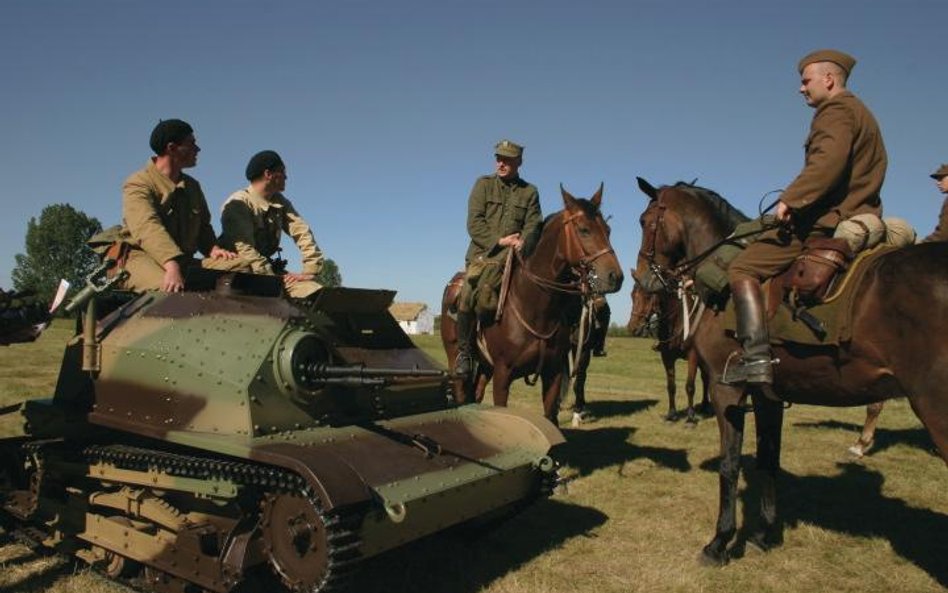 Replika czołgu rozpoznawczego TKS, rekonstrukcja bitwy nad Bzurą, 2006 r.