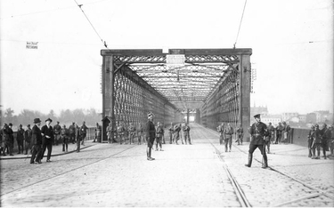 Warszawa, 12 maja 1926. Posterunek wojskowy przy wjeździe na most Kierbedzia.