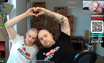 Influencer Piotr „Łatwogang” Garkowski i raper Bedoes 2115 podczas zbiórki na fundację Cancer Fighte