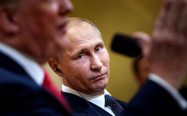 Uścisk dłoni prezydentów USA i Rosji zaraz przed rozpoczęciem rozmów w Helsinkach