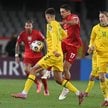 Litwin Gvidas Gineitis i Bartosz Slisz z Polski w meczu eliminacyjnym piłkarskich mistrzostw świata 