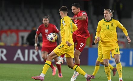 Litwin Gvidas Gineitis i Bartosz Slisz z Polski w meczu eliminacyjnym piłkarskich mistrzostw świata 