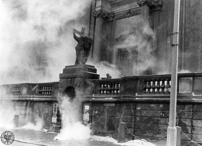 Milicja zapędziła grupę studentów do kościoła Św. Krzyża. Zatrzymali się jednak na schodach pod figu