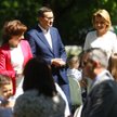 minister rodziny i polityki społecznej Marlena Maląg (L), premier Mateusz Morawiecki (C) oraz pełnom