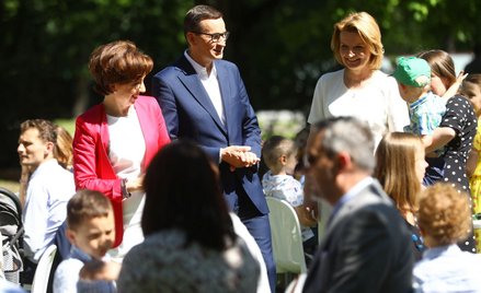 minister rodziny i polityki społecznej Marlena Maląg (L), premier Mateusz Morawiecki (C) oraz pełnom