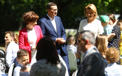 minister rodziny i polityki społecznej Marlena Maląg (L), premier Mateusz Morawiecki (C) oraz pełnom