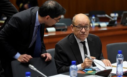 Minister obrony Jean-Yves Le Drian (z prawej) był mocno krytyczny wobec Polski.