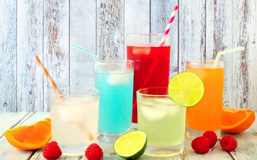 Słodkie napoje zamiast dodać energii mogą wywołać zmęczenie sugerują naukowcy.