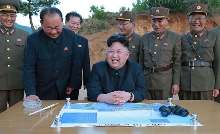 Przywódca Korei Północnej Kim Dzong Un w towarzystwie wojskowych