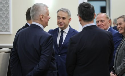 Wicepremier, minister cyfryzacji Krzysztof Gawkowski (3L) na posiedzeniu rządu w siedzibie KPRM w Wa