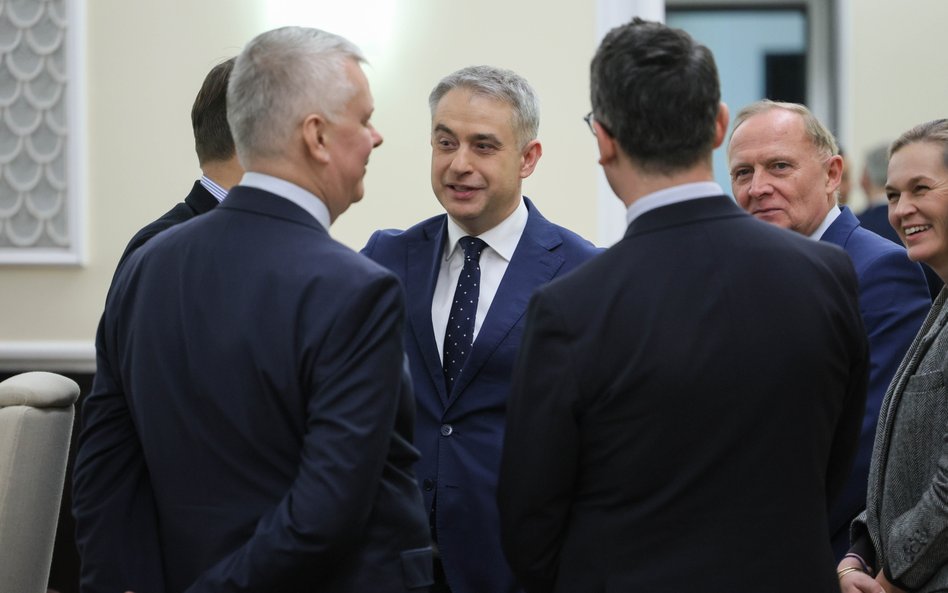 Wicepremier, minister cyfryzacji Krzysztof Gawkowski (3L) na posiedzeniu rządu w siedzibie KPRM w Wa