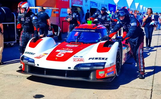 Porsche 963 na torze w Sebring