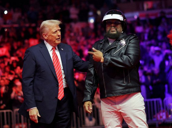 Donald Trump i Victor Willis na wiecu dzień przed inauguracją drugiej kadencji miliardera, 19 styczn