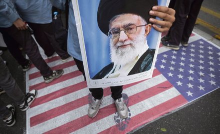 Islamska Republika Iranu jest formalnie państwem z konstytucją i obieralnymi, republikańskimi strukt