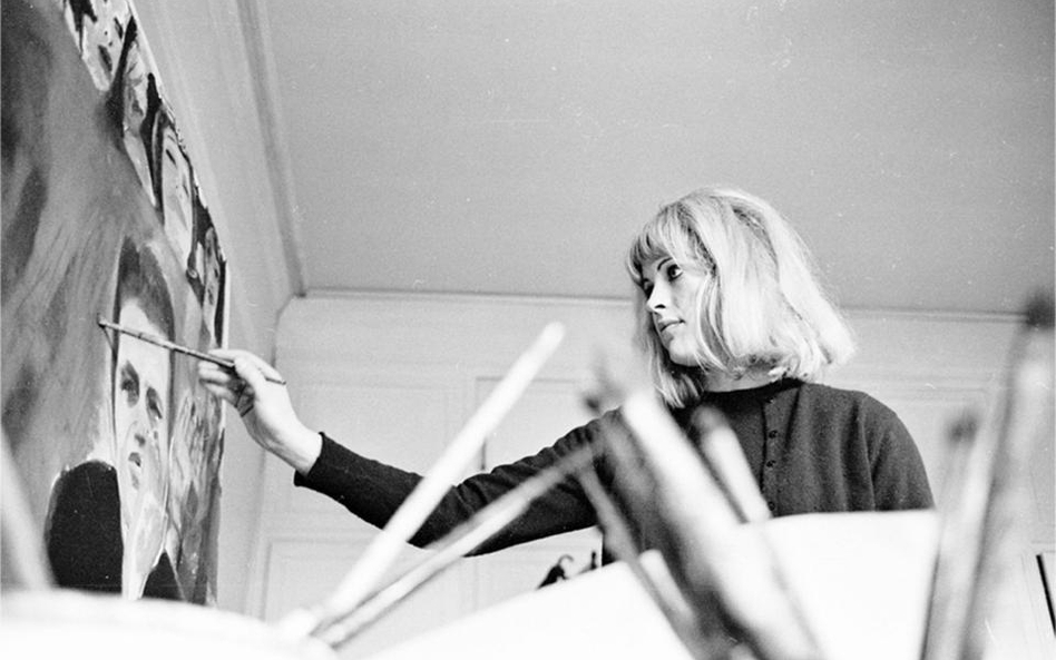 Pauline Boty painting Derek Marlowe with Uknown Ladies, fot. Michael Seymour, materiały prasowe Muze