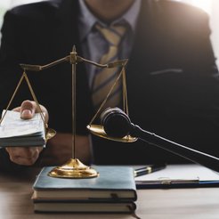 Jacek Dubois: Oszczędzanie na dobrym adwokacie to tak jak skąpienie na zaręczynowy pierścionek. Nic 