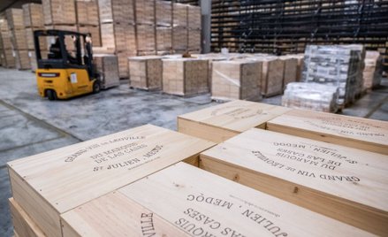 Polacy znowu chętnie kupują wina owocowe