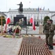 Harcerka ustawia znicze przed Pałacem Prezydenckim przy Krakowskim Przedmieściu w Warszawie