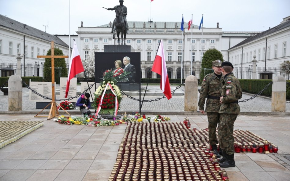 Harcerka ustawia znicze przed Pałacem Prezydenckim przy Krakowskim Przedmieściu w Warszawie