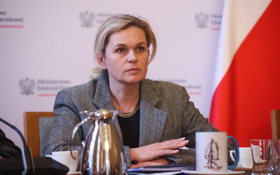 Ministra edukacji Barbara Nowacka w siedzibie MEN w Warszawie. Rząd pracuje nad "stworzenie stabilne