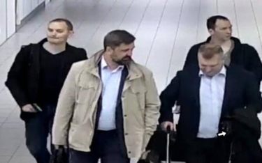 Czterej oficerowie rosyjskiego wywiadu wojskowego na lotnisku w Hadze