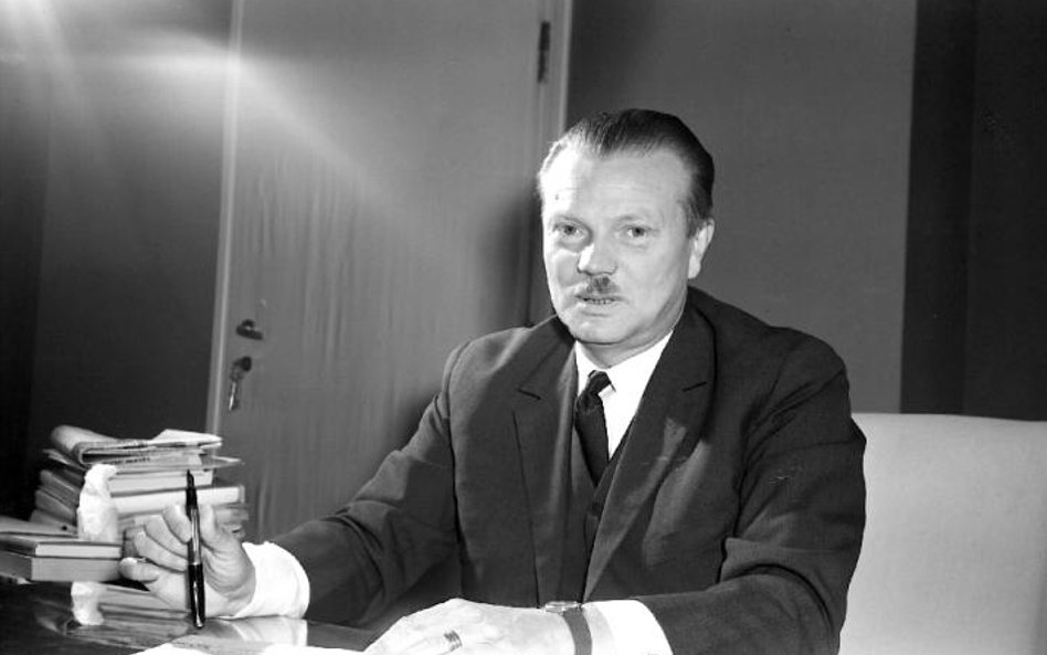 Pokerowy gracz z drzwiami ze sklejki w tle: Bolesław Piasecki w swoim gabinecie prezesa, połowa lat 