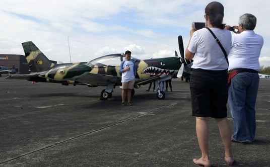Samolot SF-260 w bazie lotniczej Clark na Filipinach