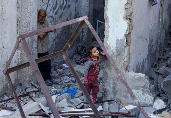 Dziewczynka na gruzach zbombardowanego przez Izrael budynku - 3 maja, Strefa Gazy