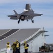 Brytyjski F-35B podczas skróconego startu z lotniskowca HMS Queen Elizabeth.