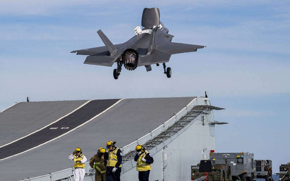 Brytyjski F-35B podczas skróconego startu z lotniskowca HMS Queen Elizabeth.