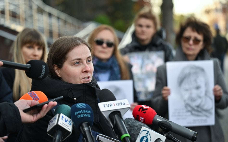 Przyrodnia siostra Kamilka, Magdalena Mazurek podczas konferencji prasowej, zorganizowanej przez Fun
