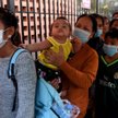 Kambodżańscy pacjenci czekają w kolejce na badania do szpitala dziecięcego w Phnom Penh