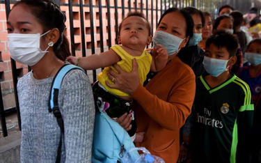 Kambodżańscy pacjenci czekają w kolejce na badania do szpitala dziecięcego w Phnom Penh