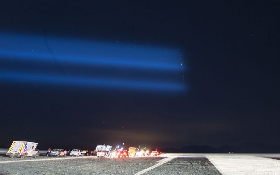 Lądowanie kapsuły Starliner uchwycone z czasem naświetlania wynoszącym 30 sekund