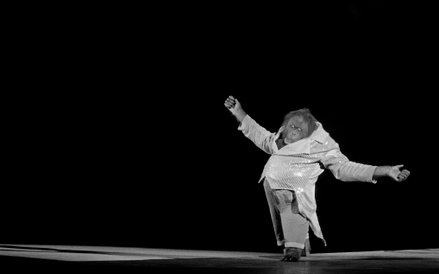 Orangutan na zdjęciu występuje trzy razy dziennie w Międzynarodowym Cyrku Chimelong w Chinach. Choć 