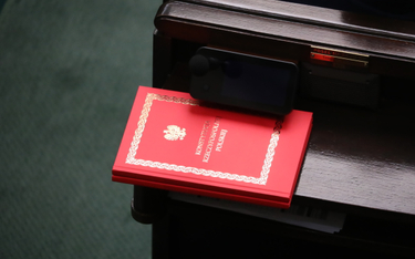 Wydanie Konstytucji RP na jednej z ław poselskich podczas posiedzenia Sejmu w Warszawie