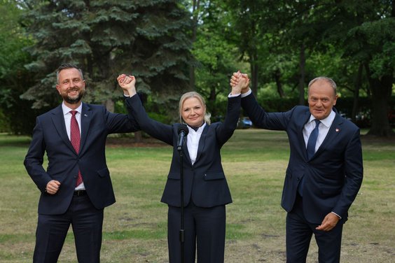 Premier Donald Tusk i wicepremier Władysław Kosiniak-Kamysz wyrażali zadowolenie, że senator KO Moni
