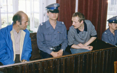 13 lipca 1984 r. – pierwszy dzień procesu. Na ławie oskarżonych zasiedli: Jacek Kuroń, Adam Michnik,