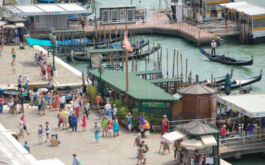 Wenecja - zakupowym wózkiem w turystów