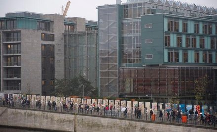 Berlin. 9 listopada 2009 r. Gigantyczne domino symbolizujące Mur Berliński