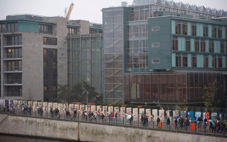 Berlin. 9 listopada 2009 r. Gigantyczne domino symbolizujące Mur Berliński