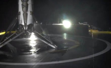 Zdjęcie z bezzałogowej barki po udanym lądowaniu rakiety