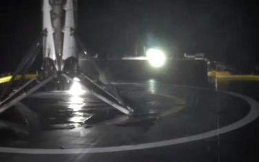 Zdjęcie z bezzałogowej barki po udanym lądowaniu rakiety