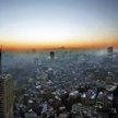 Piękna panorama ze smogiem w tle. Widok z liczącej 333 metry Tokyo Tower