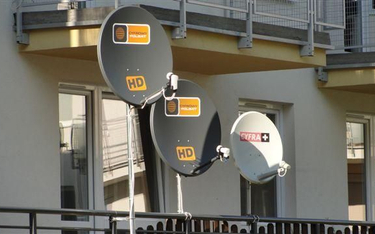 anteny satelitarne na budynku w Piasecznie